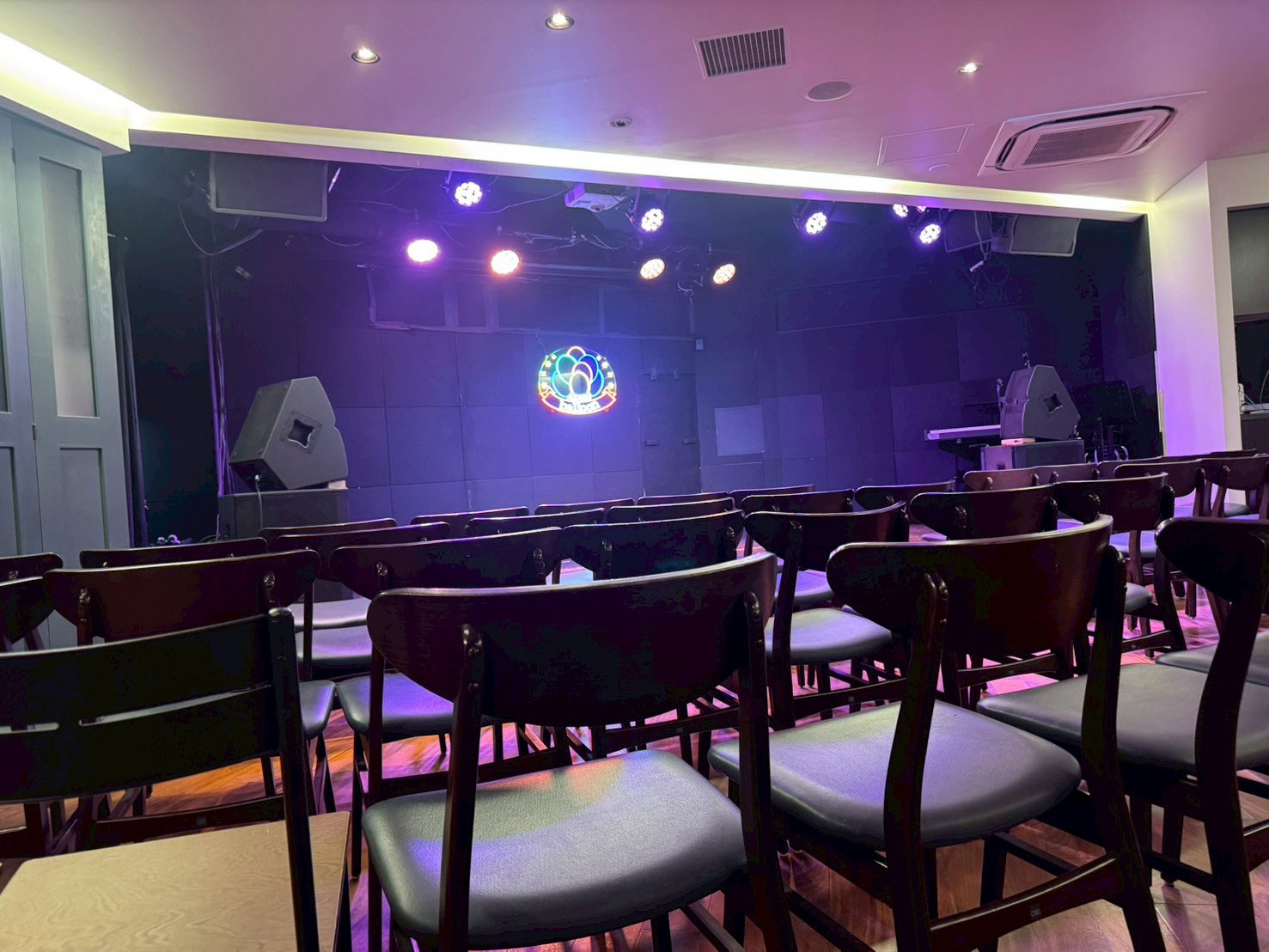ステージと照明で演出が可能なファンミーティング会場