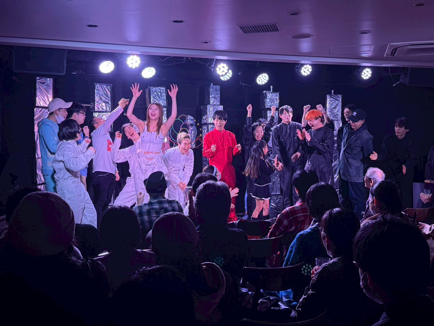 広いステージがあるイベントスペース