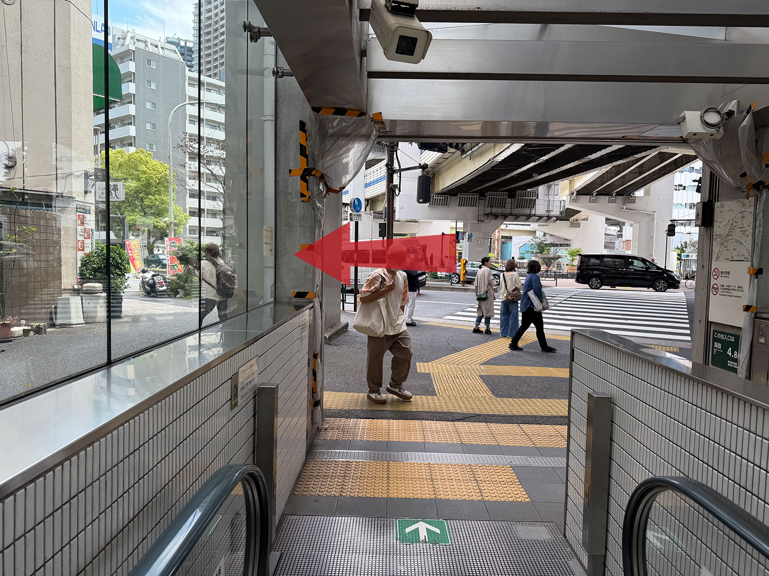 地上に出たら、左側に向かって直進します。