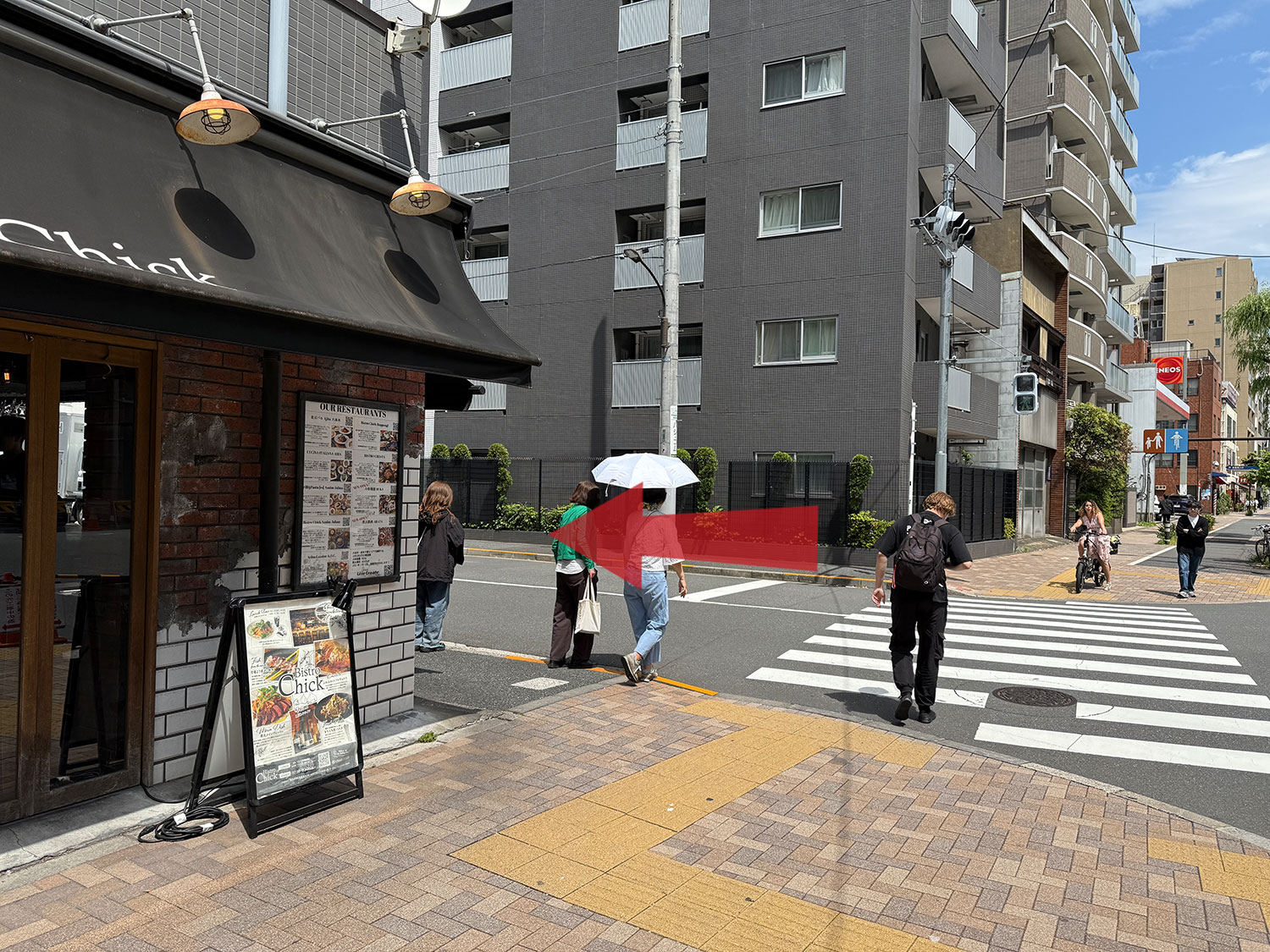 2つ目の角にあるビストロチェック麻布十番店を左に曲がります。そのまま直進です。
